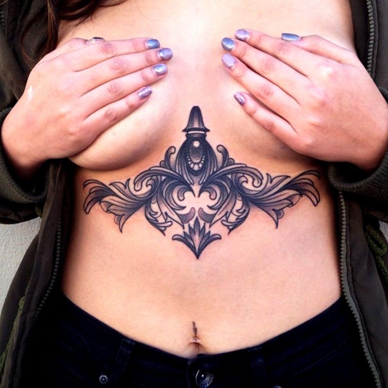 Тату в готическом стиле на грудь