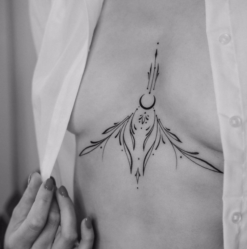 Тату под грудью девушки