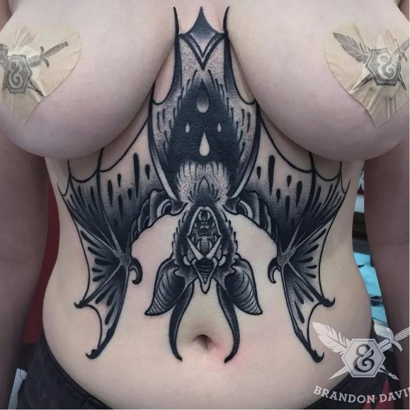 Порноактриса с татуировкой летучей мыши