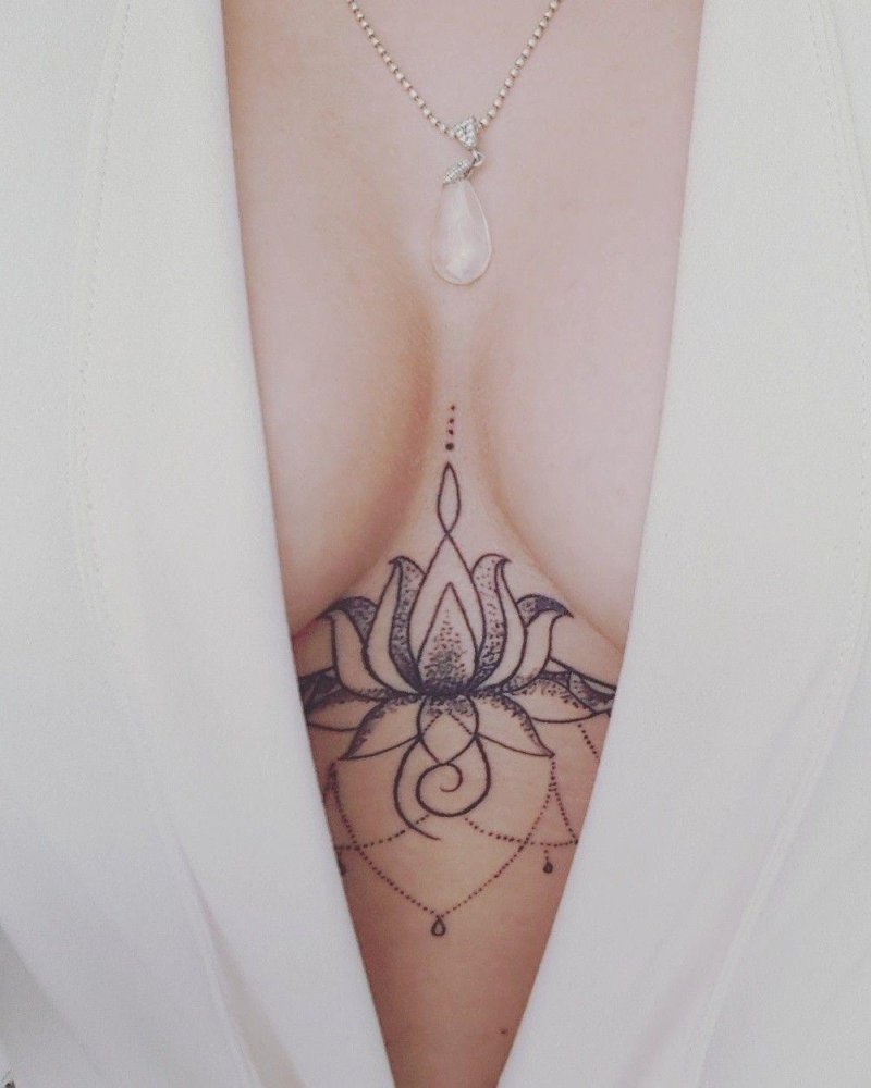 Тату лотос между грудиной