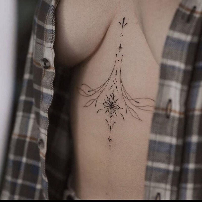 Татуировка между грудью у девушек