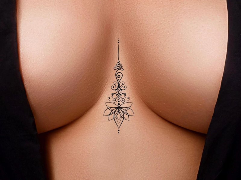 Тату между грудей у девушек