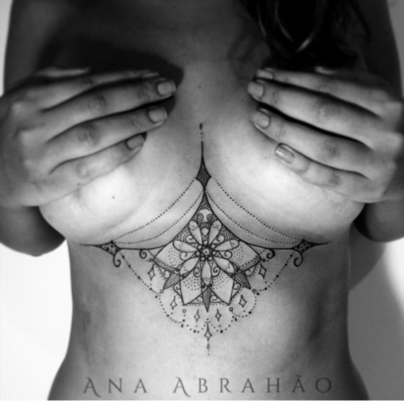 Женские татуировки под грудью