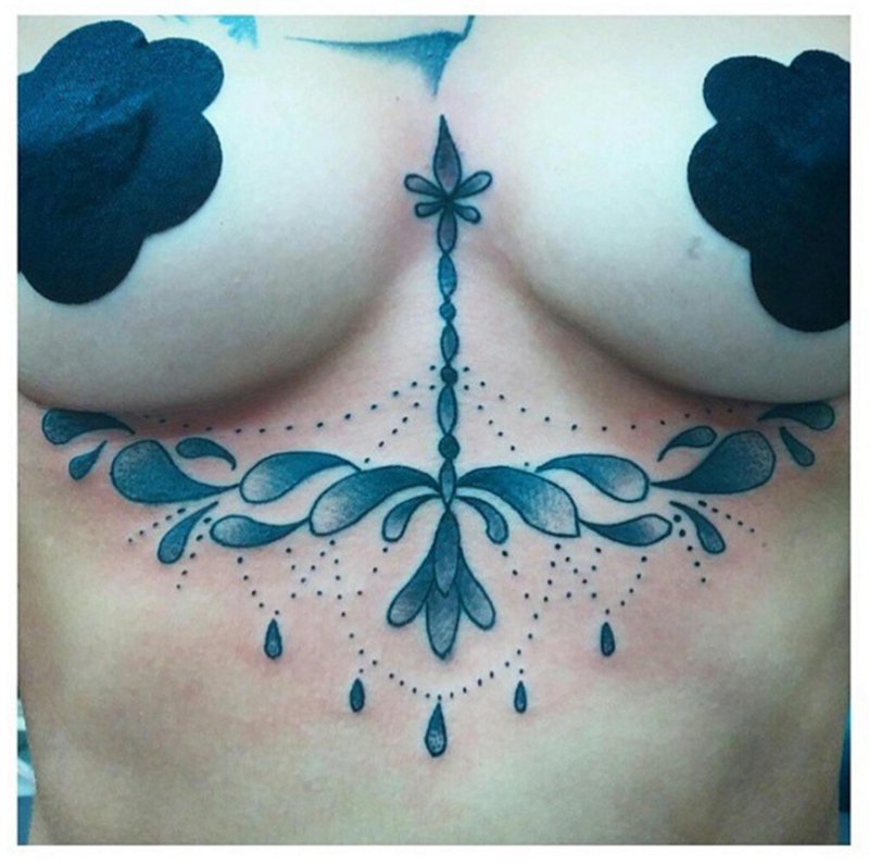 Тату на женской груди и сосках