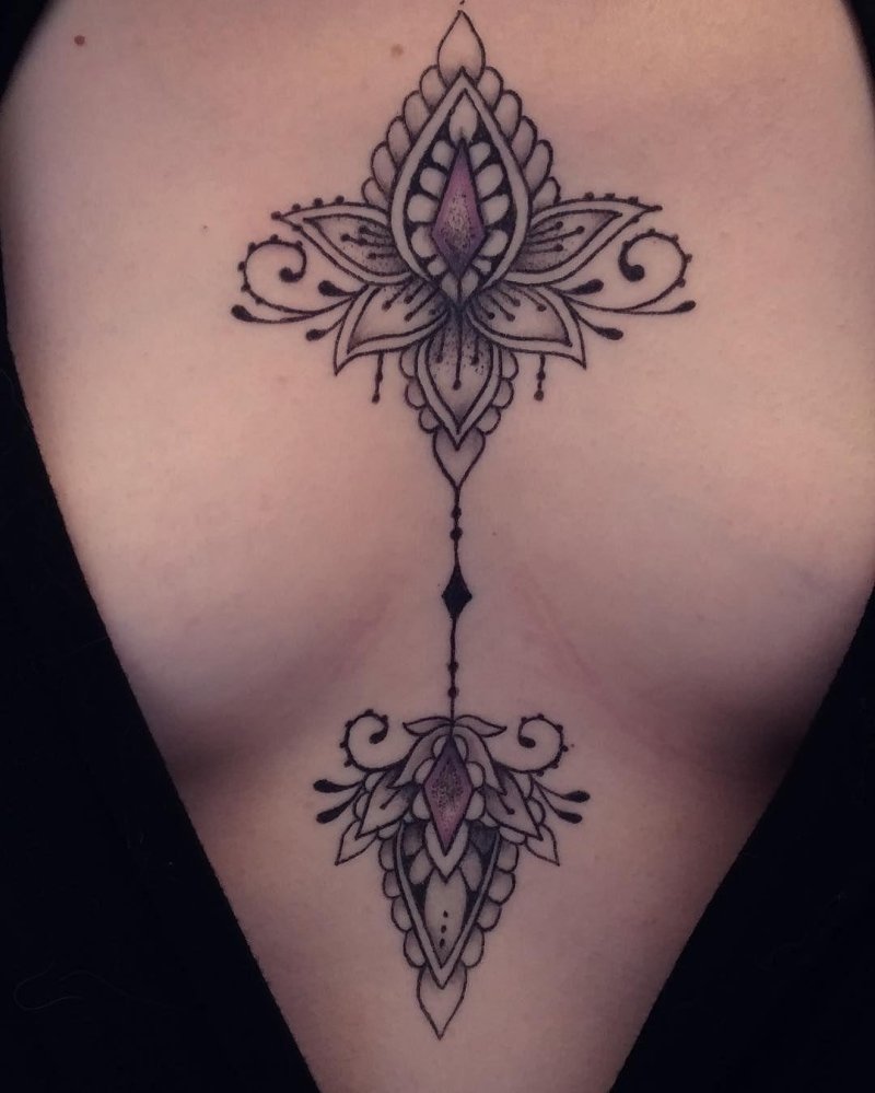 Тату лотос на груди