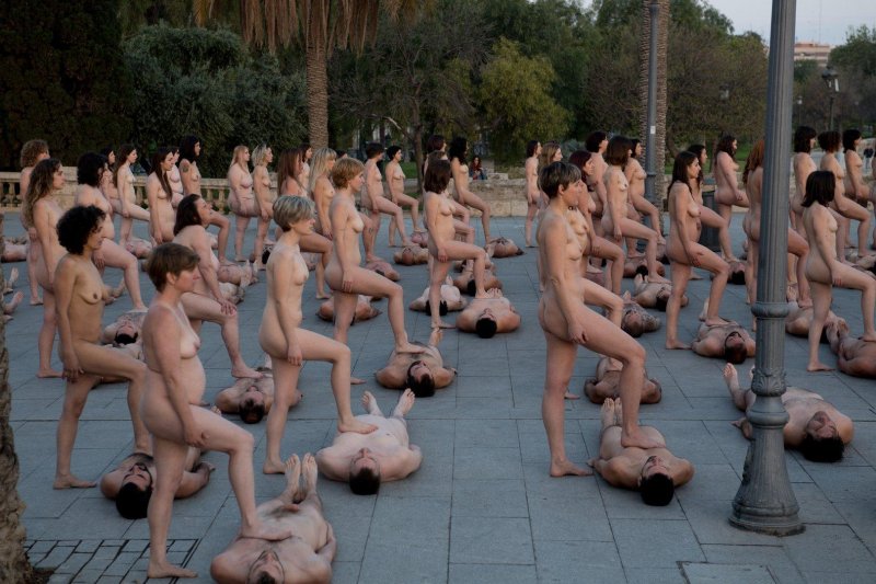 Много красивых голых людей