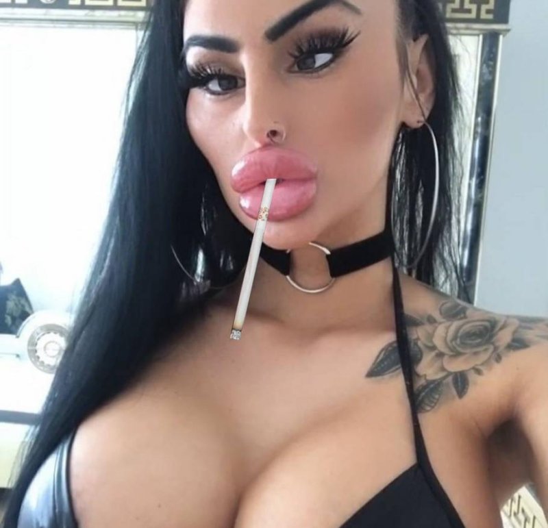 Губастая девушка