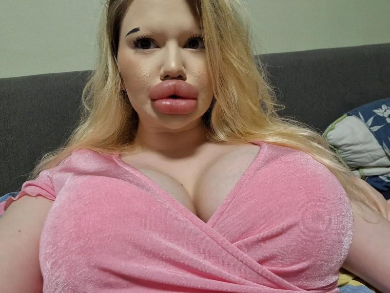 Красивые девушки с накаченными губами