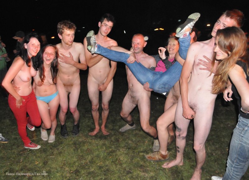 Голые праздники на природе