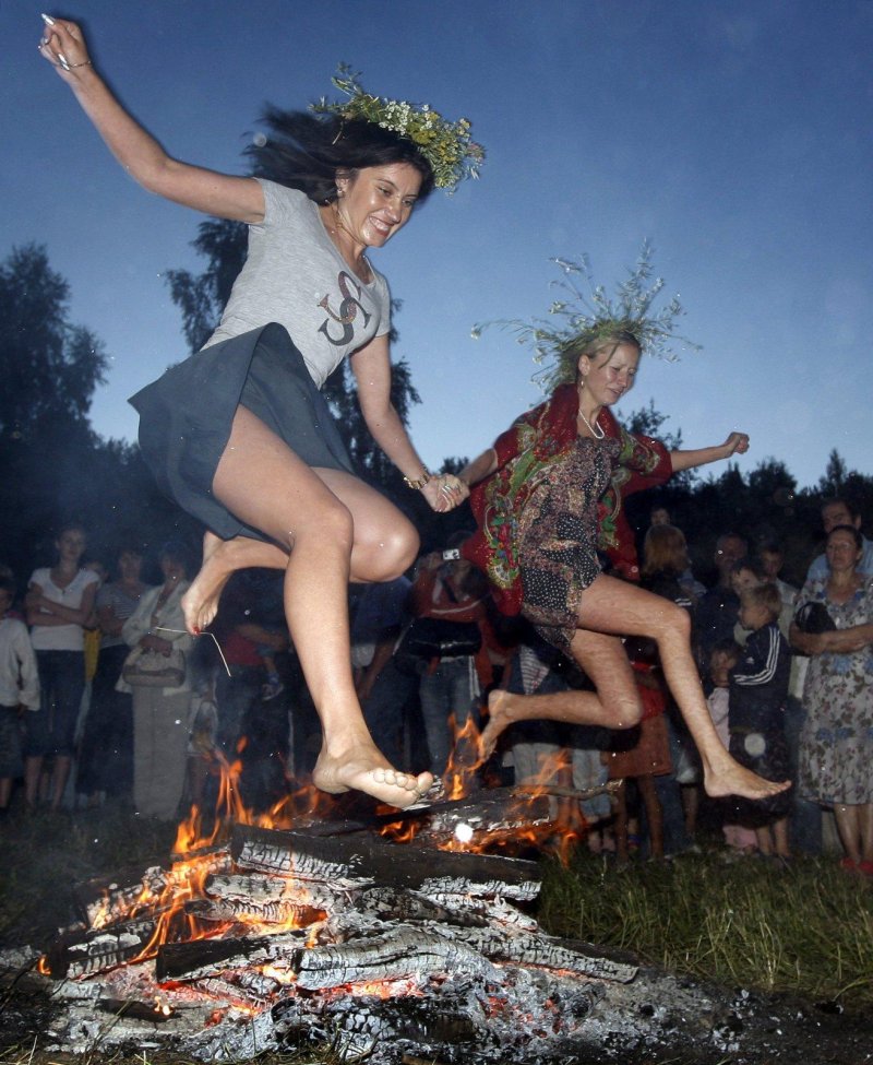 Прыжки через костер на ивана купала
