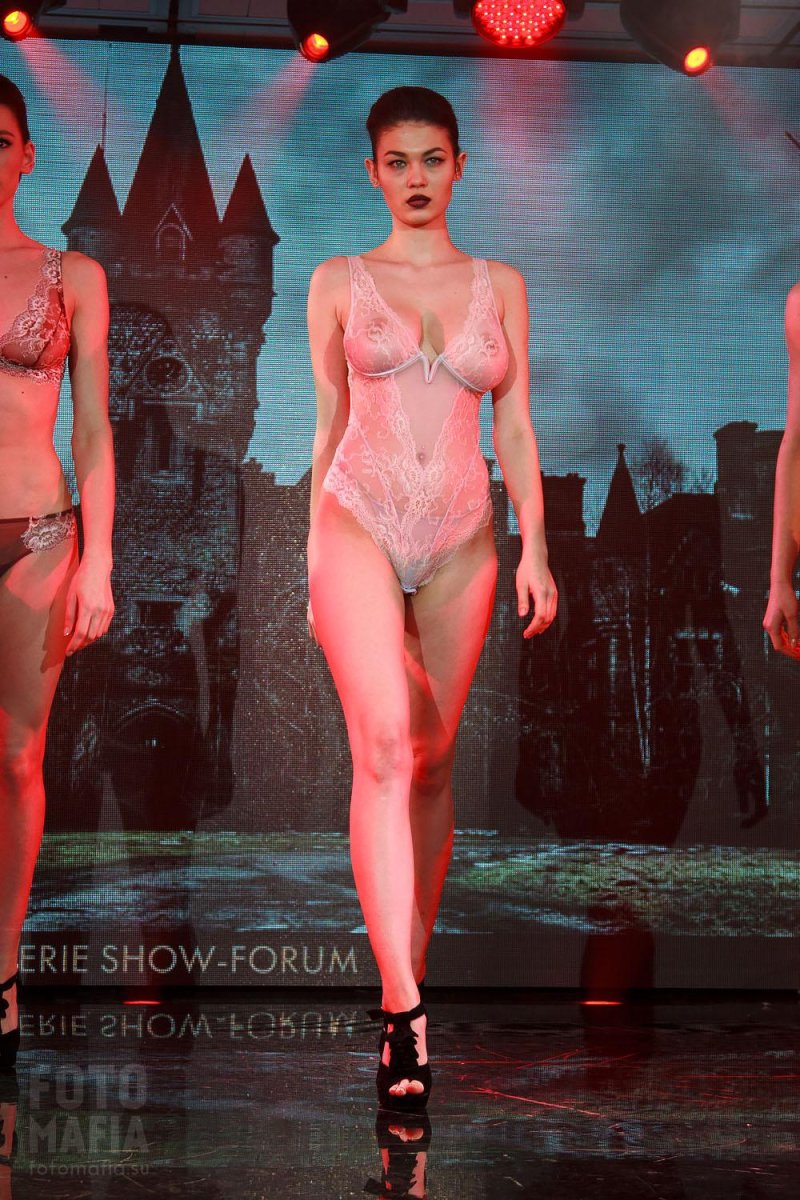 Показ эротического нижнего белья