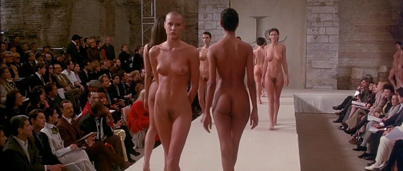 Голые манекенщицы на подиуме