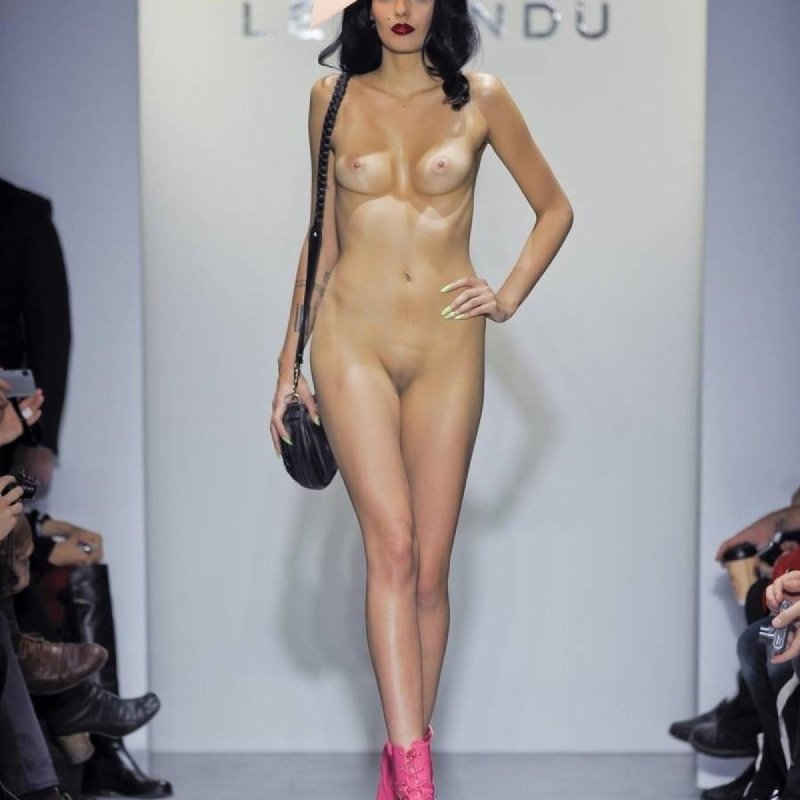 Голые женщины на подиуме