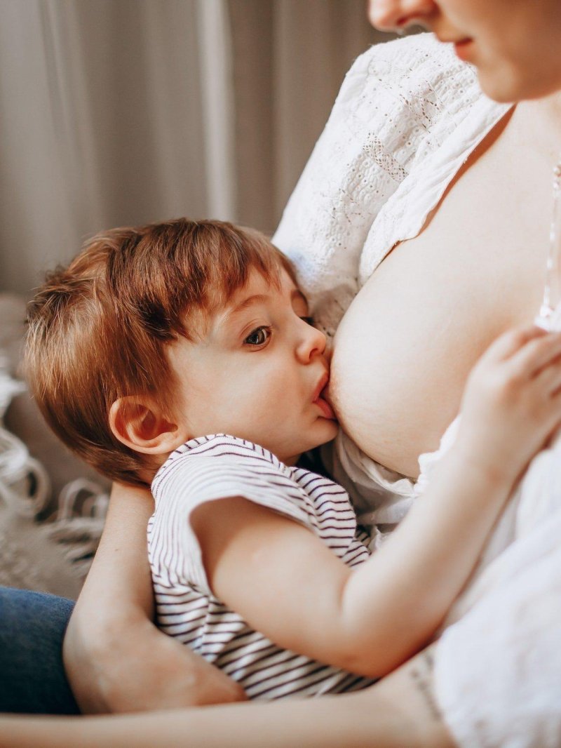 Мать кормит грудью