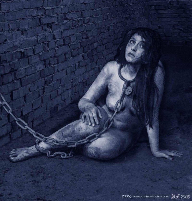 Голая рабыня в темнице