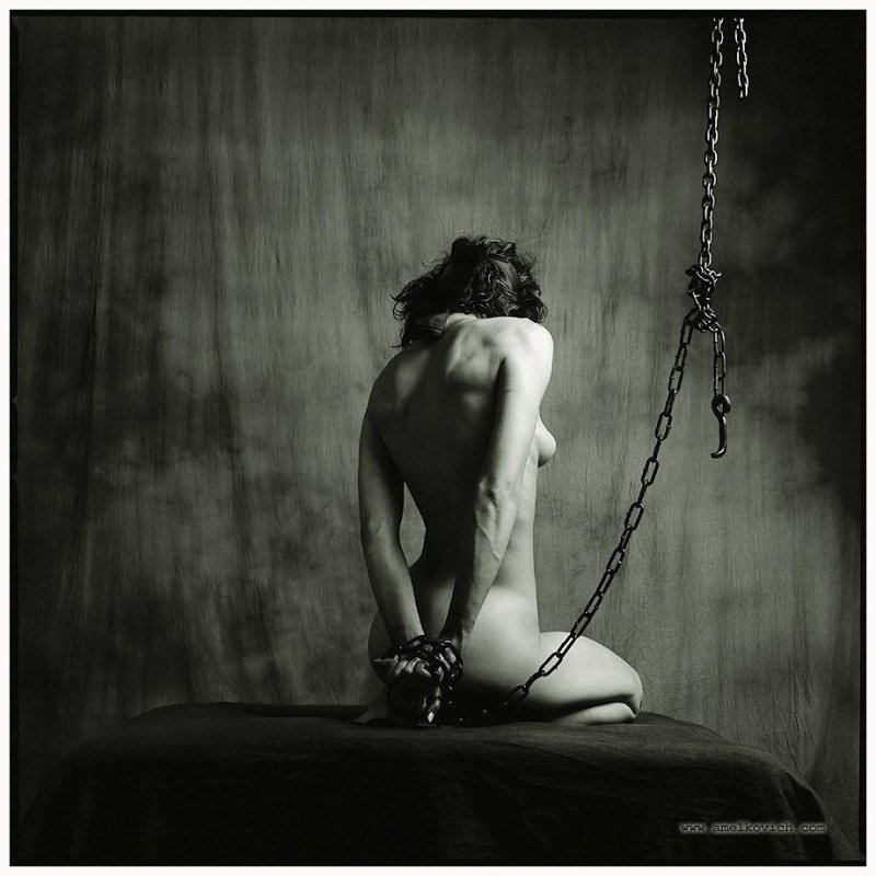 Бдсм красивая девушка в цепях