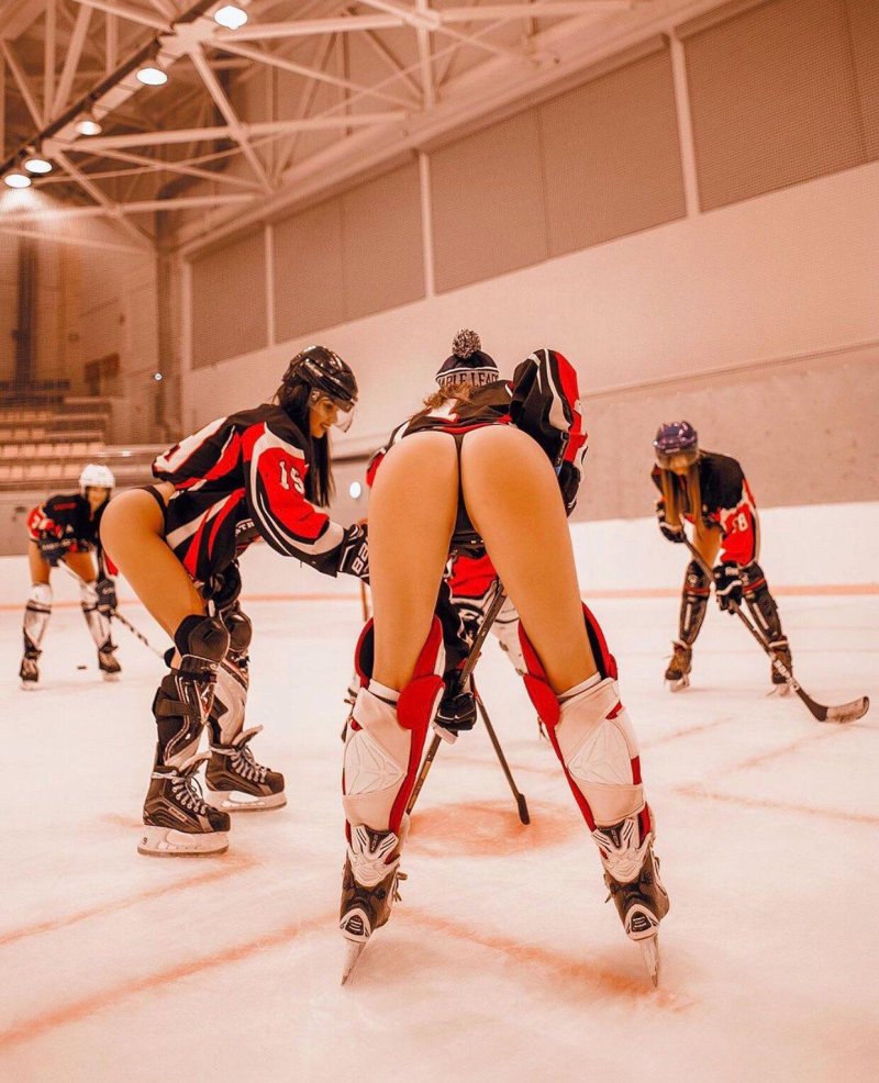 Девушки в хоккейной форме