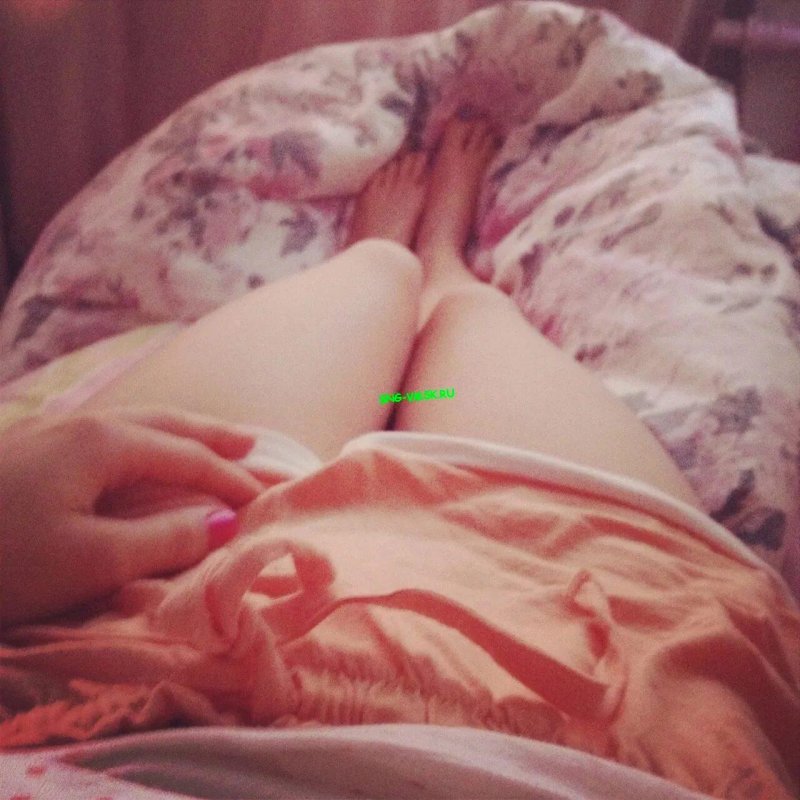 Ноги девушки на кровати