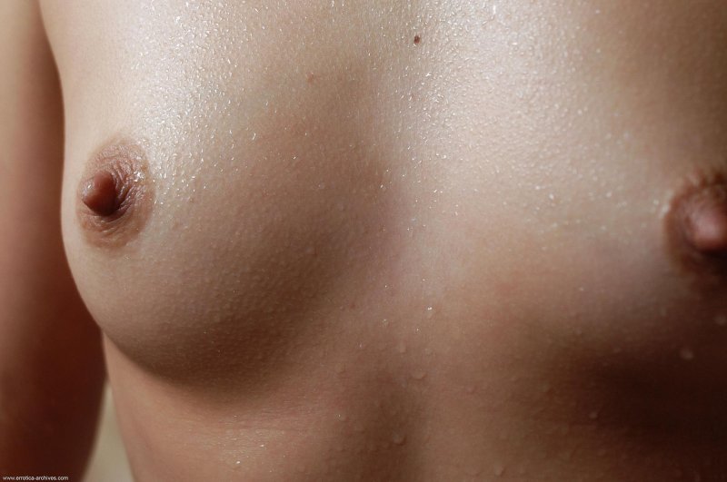 Сиськи маленькие соски