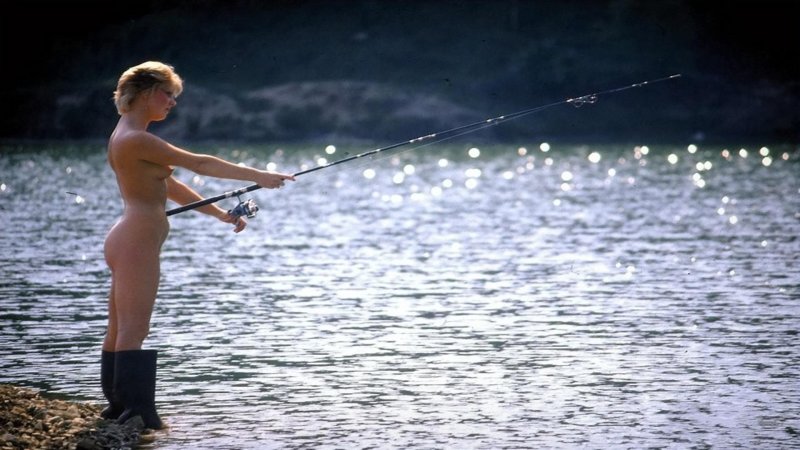 Девушки топлесс на рыбалке