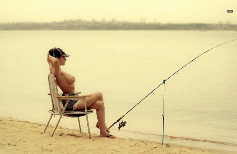 Голые красотки на рыбалке