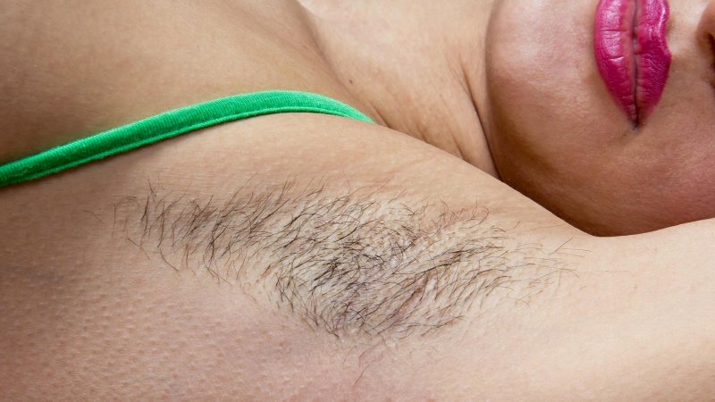 Волосатая женская подмышка