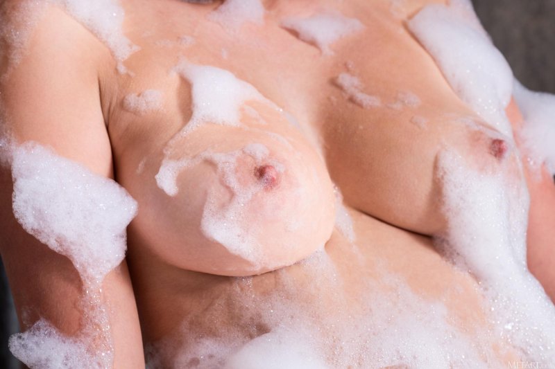 Девушка в душ