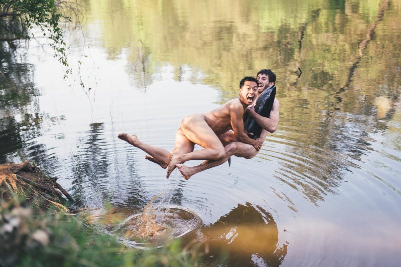 Голые мужчины и женщины на природе