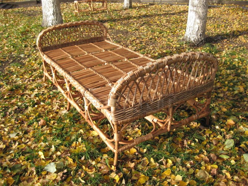 Плетеная кровать из лозы