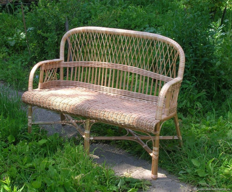 Плетеный диван для дачи