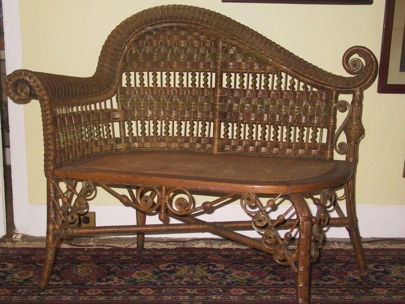 Старинная ротанговая мебель