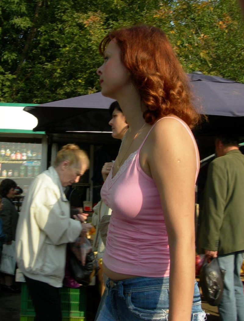 Девушка без лифчика под одеждой