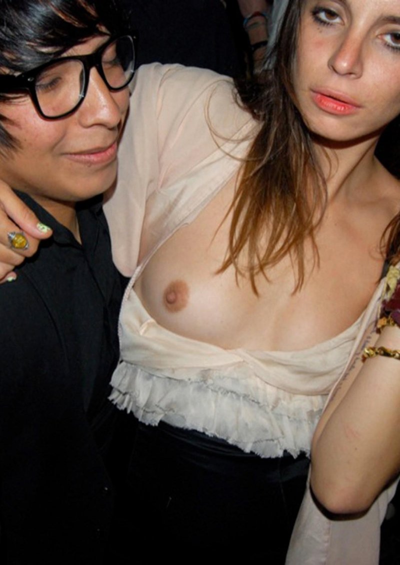 Засветила декольте