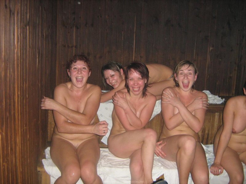Семейный поход в сауну ню