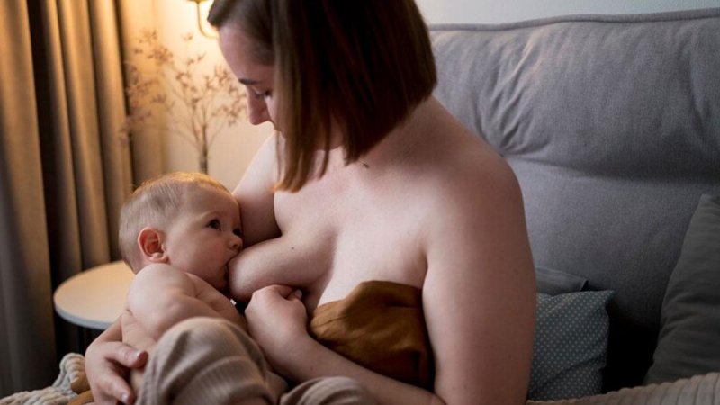 Кормит грудью