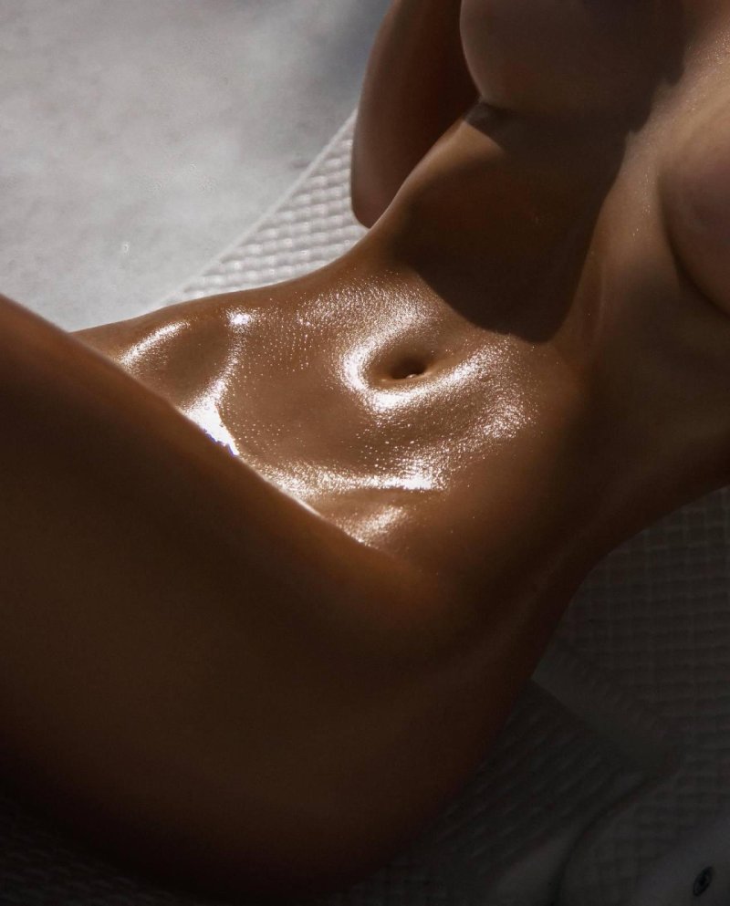 Красивые голые женские животики