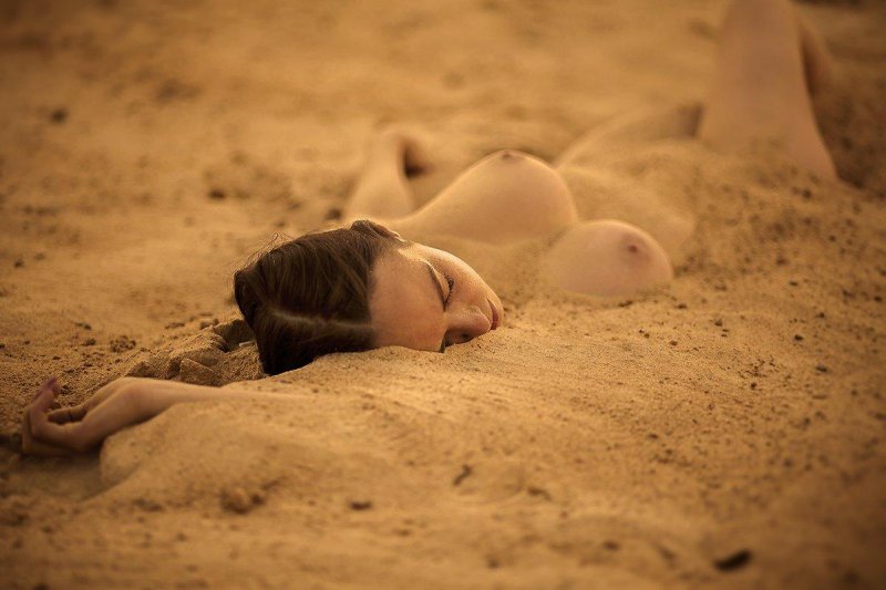 Голые девушки в пустыне