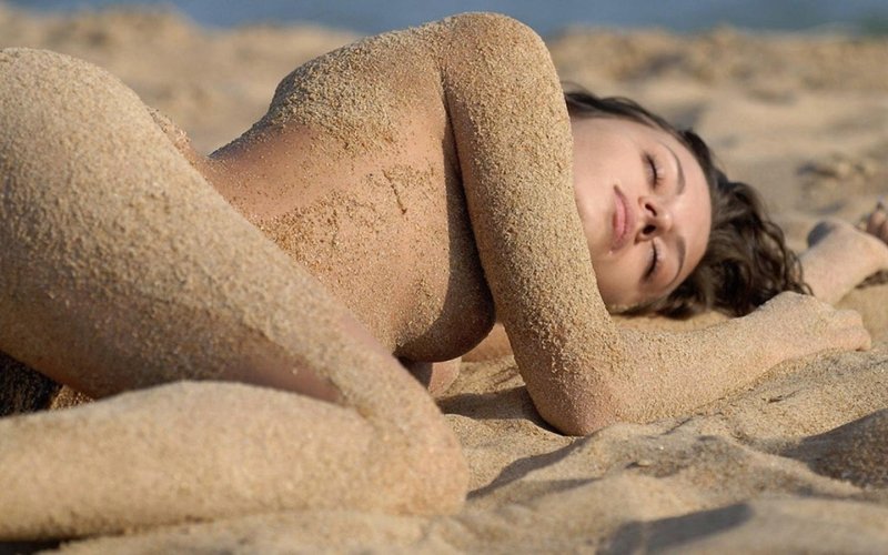 Голые девки на пляже в песке