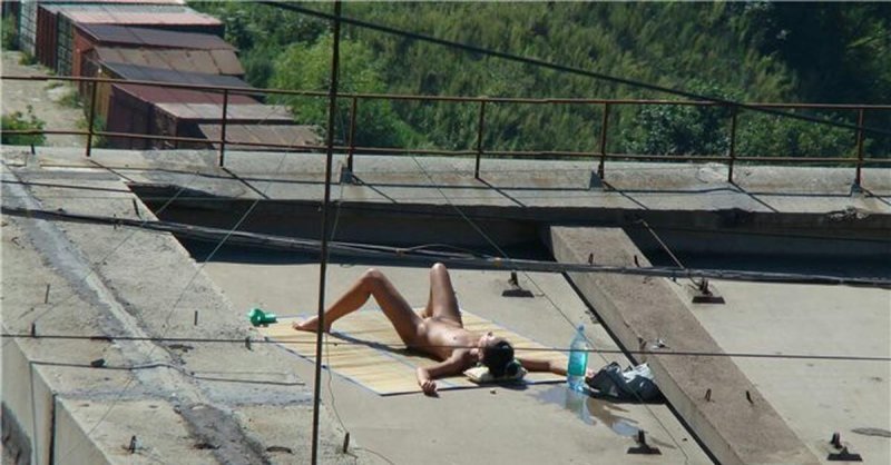 Загорает на крыше