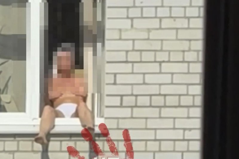 Голые женщины в окне