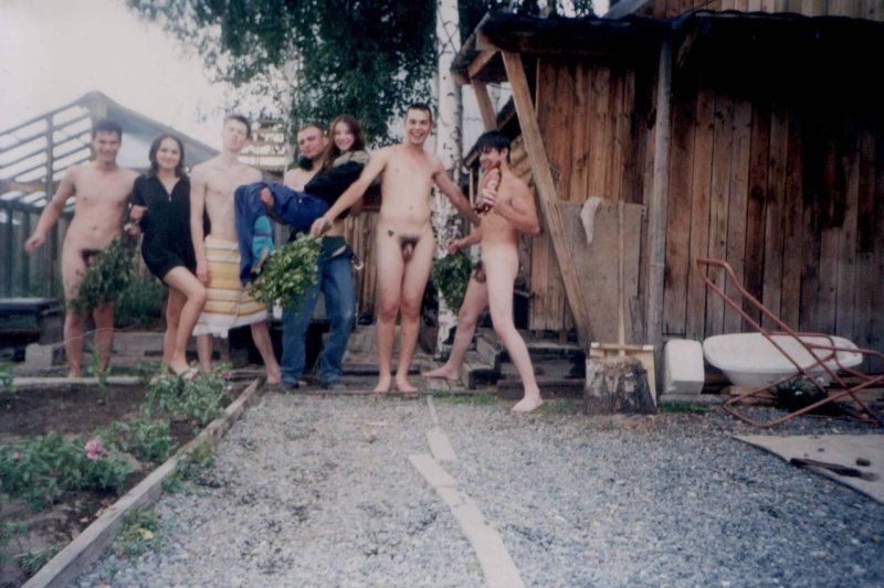 Мальчишки и девчонки голые на даче