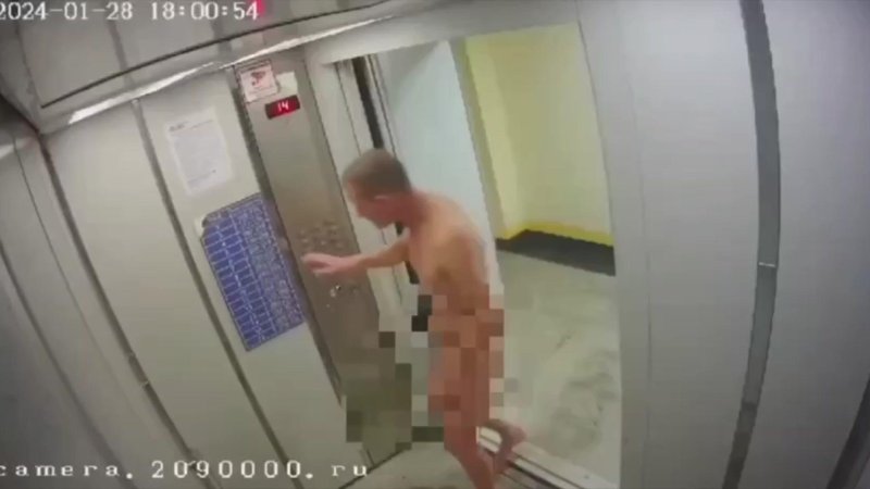 Голая в лифте