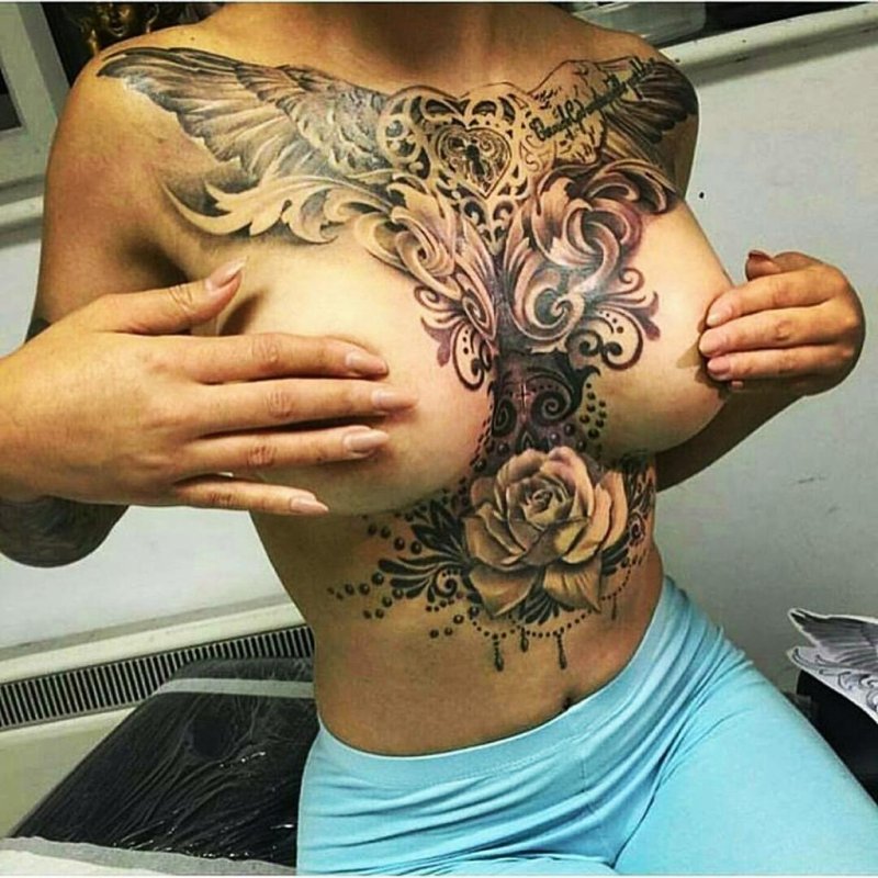 Женская тату на груди