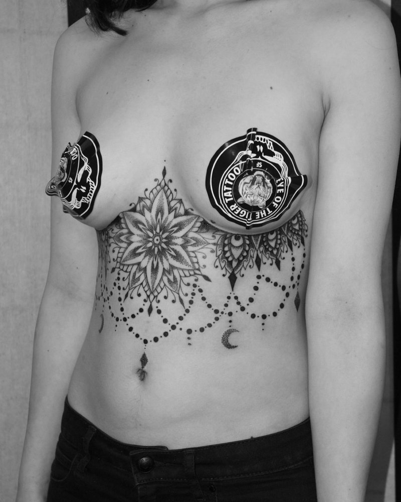 Тату на груди