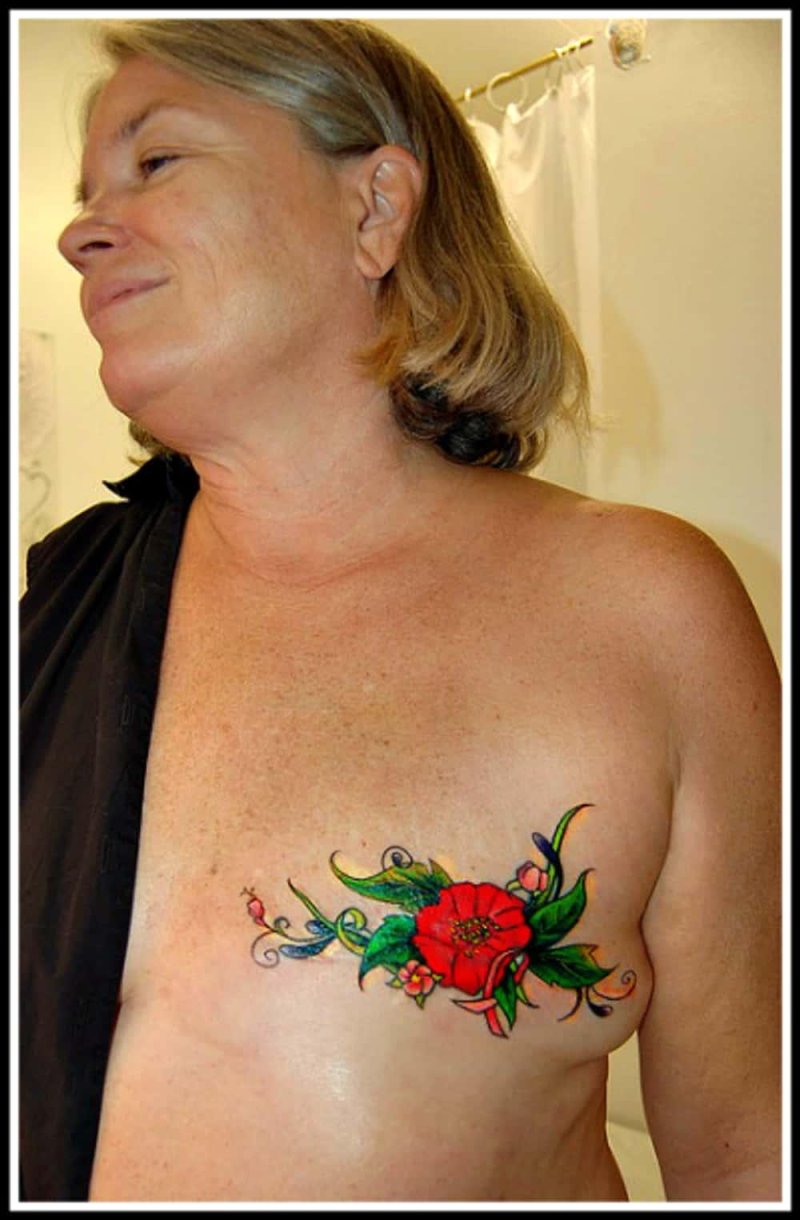 Тату роза на ключице