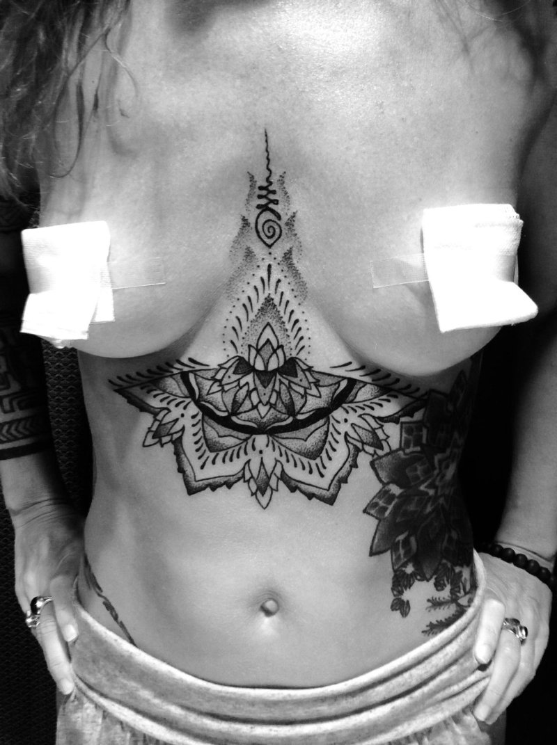 Тату под грудь