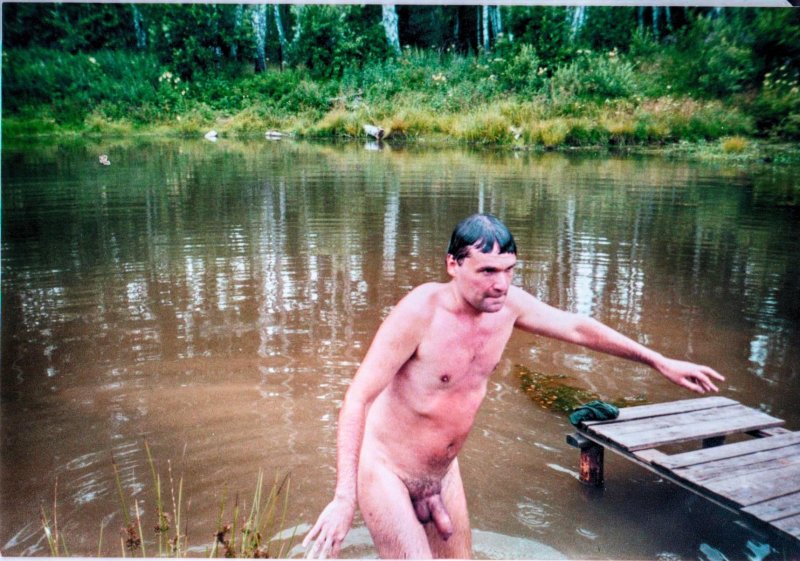 Голые парни купаются в речке