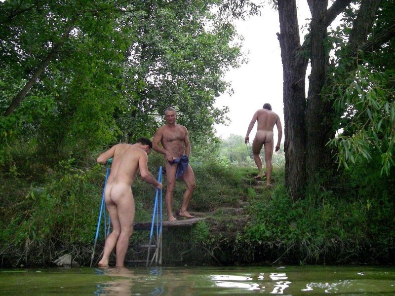 Парни купаются в реке без трусов