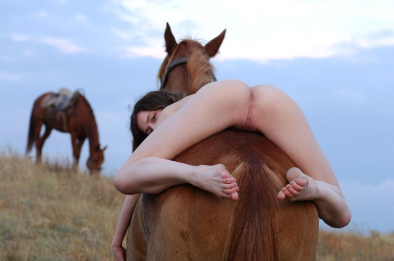 Голые женщины с животными