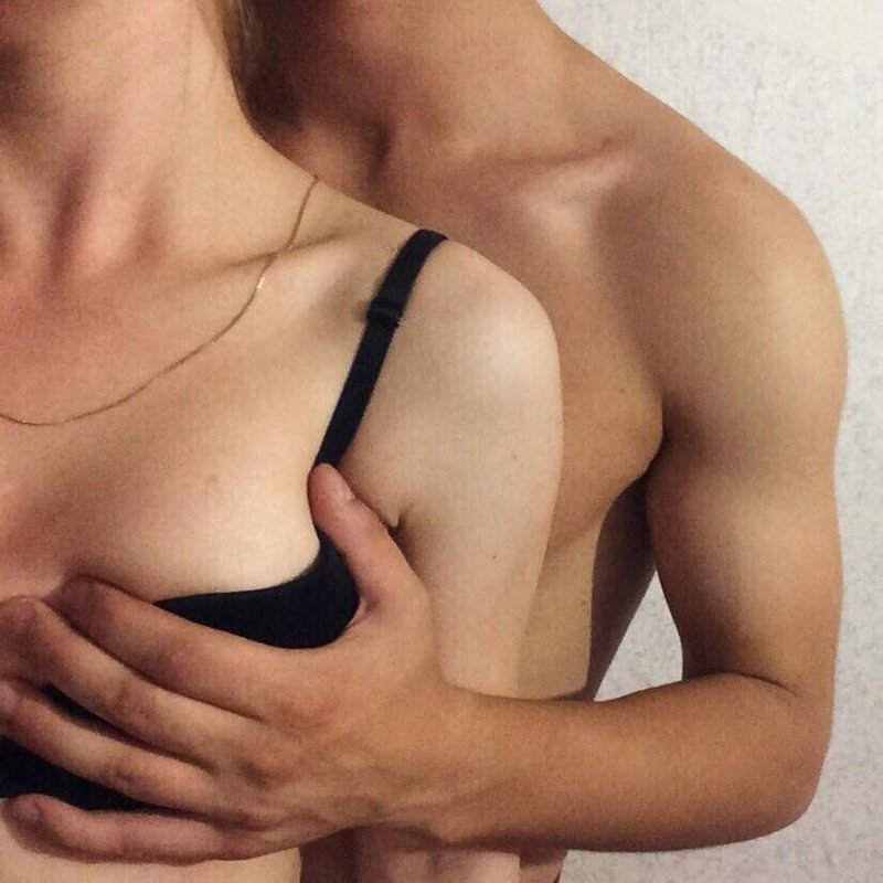 Прикрывает грудь